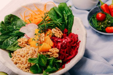 Taze salata tabağı ile karışık yeşillik