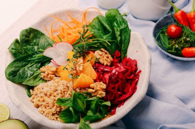 Taze salata tabağı ile karışık yeşillik