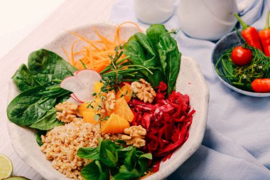 Taze salata tabağı ile karışık yeşillik