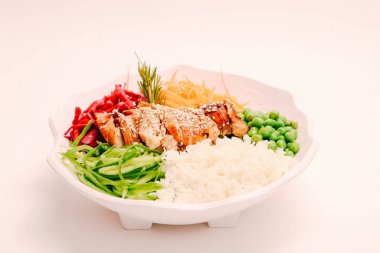 Taze salata tabağı ile karışık yeşillik