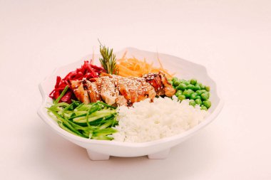 Taze salata tabağı ile karışık yeşillik