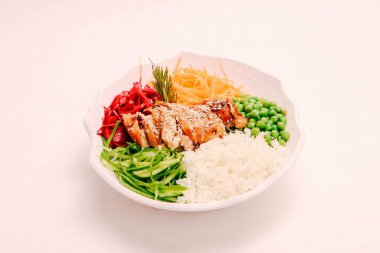 Taze salata tabağı ile karışık yeşillik