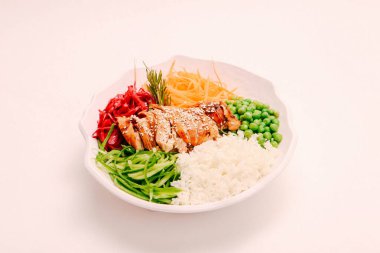 Taze salata tabağı ile karışık yeşillik