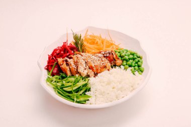 Taze salata tabağı ile karışık yeşillik