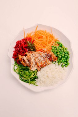 Taze salata tabağı ile karışık yeşillik