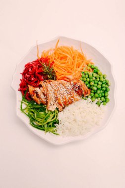 Taze salata tabağı ile karışık yeşillik