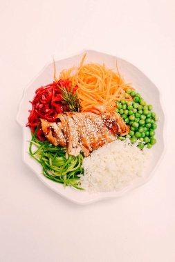 Taze salata tabağı ile karışık yeşillik