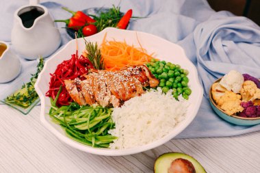 Taze salata tabağı ile karışık yeşillik