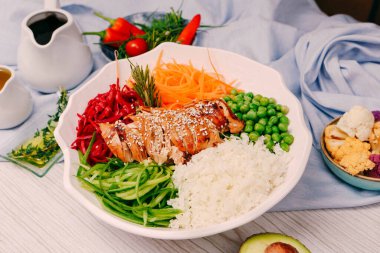 Taze salata tabağı ile karışık yeşillik