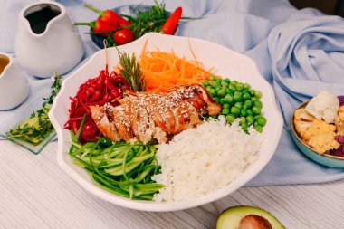 Taze salata tabağı ile karışık yeşillik