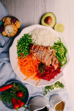 Taze salata tabağı ile karışık yeşillik