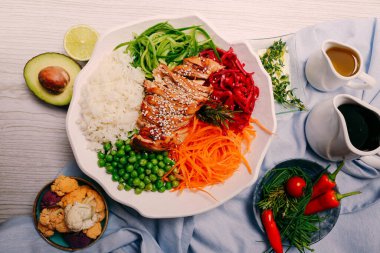 Taze salata tabağı ile karışık yeşillik