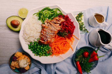 Taze salata tabağı ile karışık yeşillik