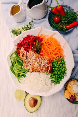 Taze salata tabağı ile karışık yeşillik