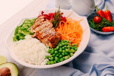 Taze salata tabağı ile karışık yeşillik