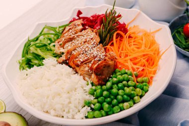 Taze salata tabağı ile karışık yeşillik