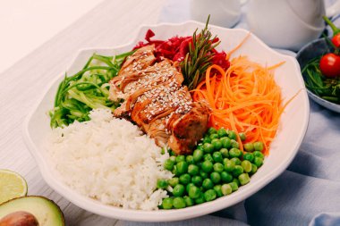 Taze salata tabağı ile karışık yeşillik