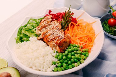 Taze salata tabağı ile karışık yeşillik