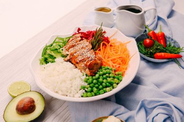 Taze salata tabağı ile karışık yeşillik