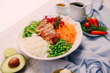 Taze salata tabağı ile karışık yeşillik