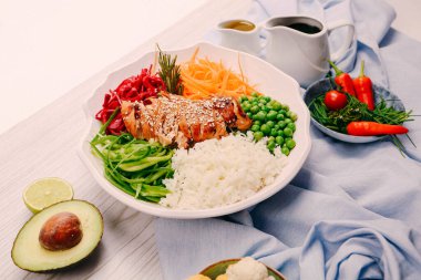 Taze salata tabağı ile karışık yeşillik