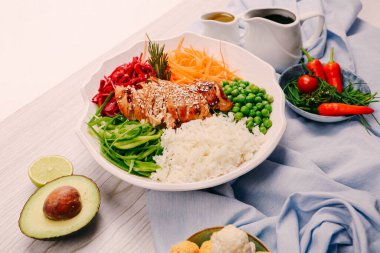 Taze salata tabağı ile karışık yeşillik