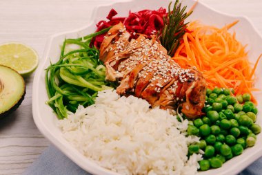 Taze salata tabağı ile karışık yeşillik