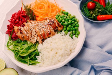 Taze salata tabağı ile karışık yeşillik