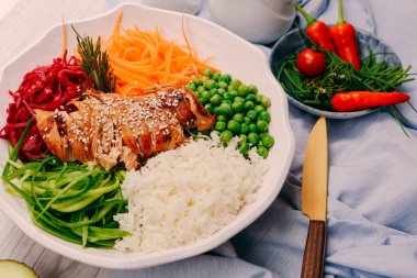 Taze salata tabağı ile karışık yeşillik