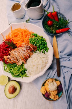 Taze salata tabağı ile karışık yeşillik