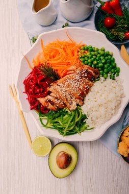 Taze salata tabağı ile karışık yeşillik