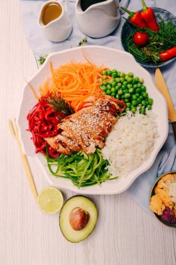 Taze salata tabağı ile karışık yeşillik