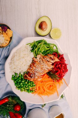 Taze salata tabağı ile karışık yeşillik