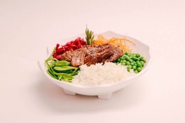 Taze salata tabağı ile karışık yeşillik