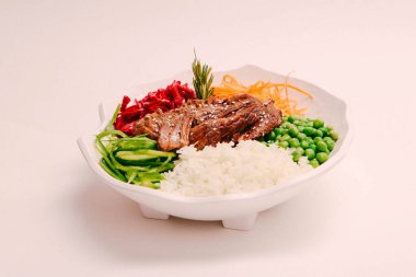 Taze salata tabağı ile karışık yeşillik