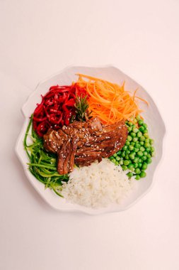 Taze salata tabağı ile karışık yeşillik