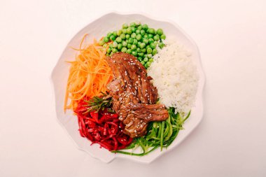 Taze salata tabağı ile karışık yeşillik