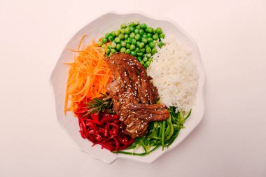 Taze salata tabağı ile karışık yeşillik