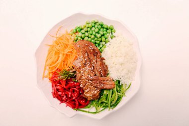 Taze salata tabağı ile karışık yeşillik