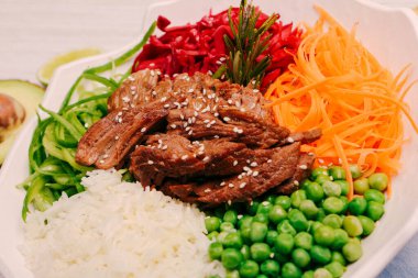 Taze salata tabağı ile karışık yeşillik