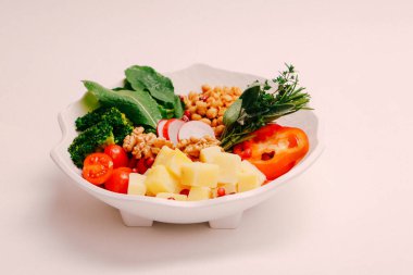 Taze salata tabağı ile karışık yeşillik