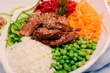 Taze salata tabağı ile karışık yeşillik