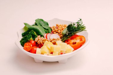 Taze salata tabağı ile karışık yeşillik