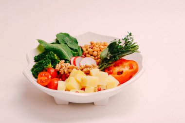 Taze salata tabağı ile karışık yeşillik