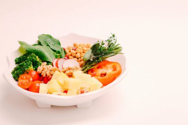 Taze salata tabağı ile karışık yeşillik