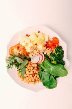 Taze salata tabağı ile karışık yeşillik