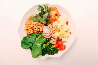 Taze salata tabağı ile karışık yeşillik