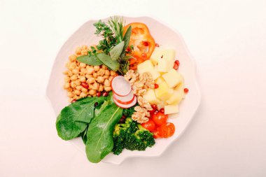 Taze salata tabağı ile karışık yeşillik