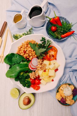 Taze salata tabağı ile karışık yeşillik