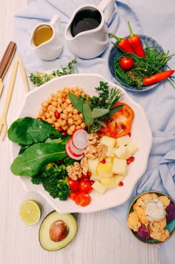 Taze salata tabağı ile karışık yeşillik